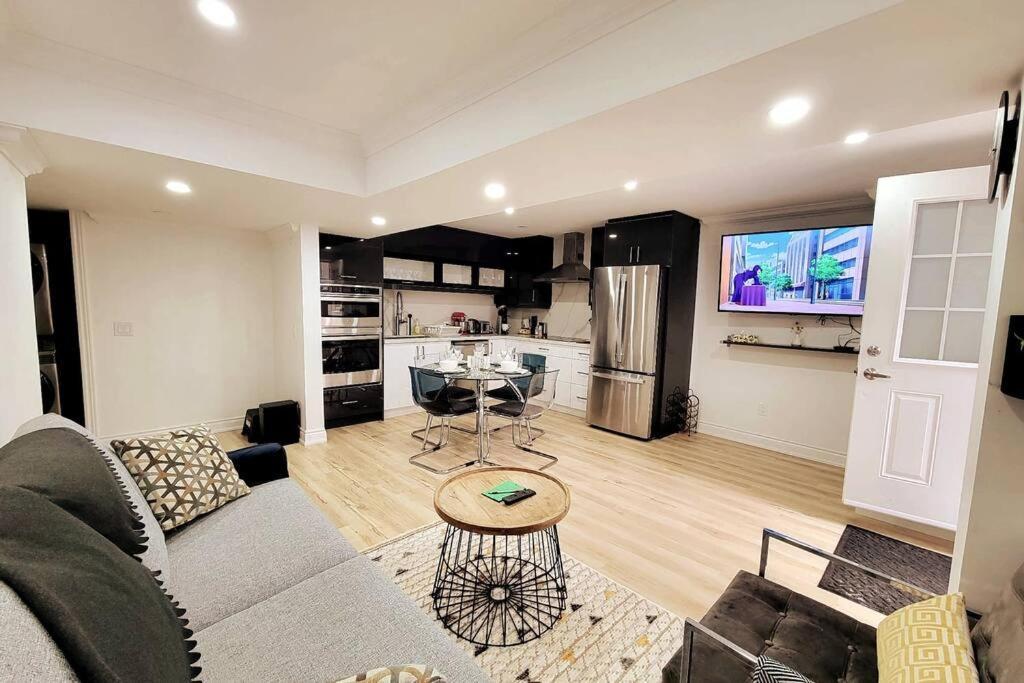 Modern Oasis In Richmond Hill, The Place For You! Appartement Buitenkant foto