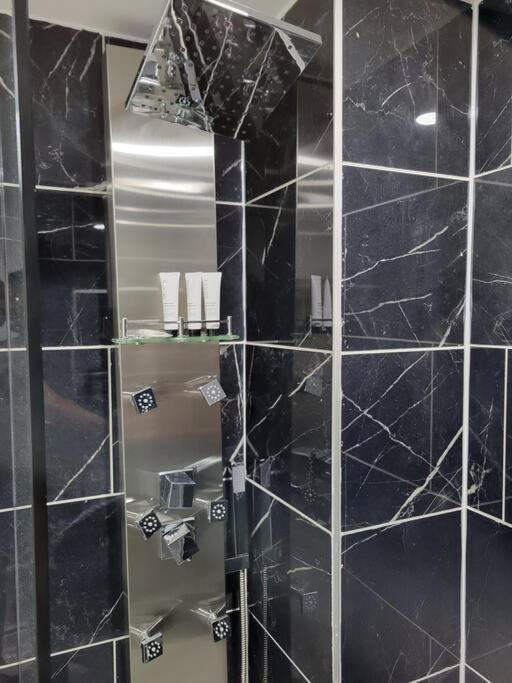 Modern Oasis In Richmond Hill, The Place For You! Appartement Buitenkant foto