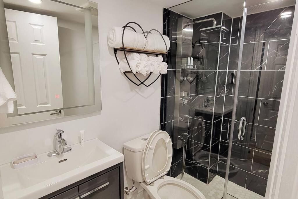 Modern Oasis In Richmond Hill, The Place For You! Appartement Buitenkant foto